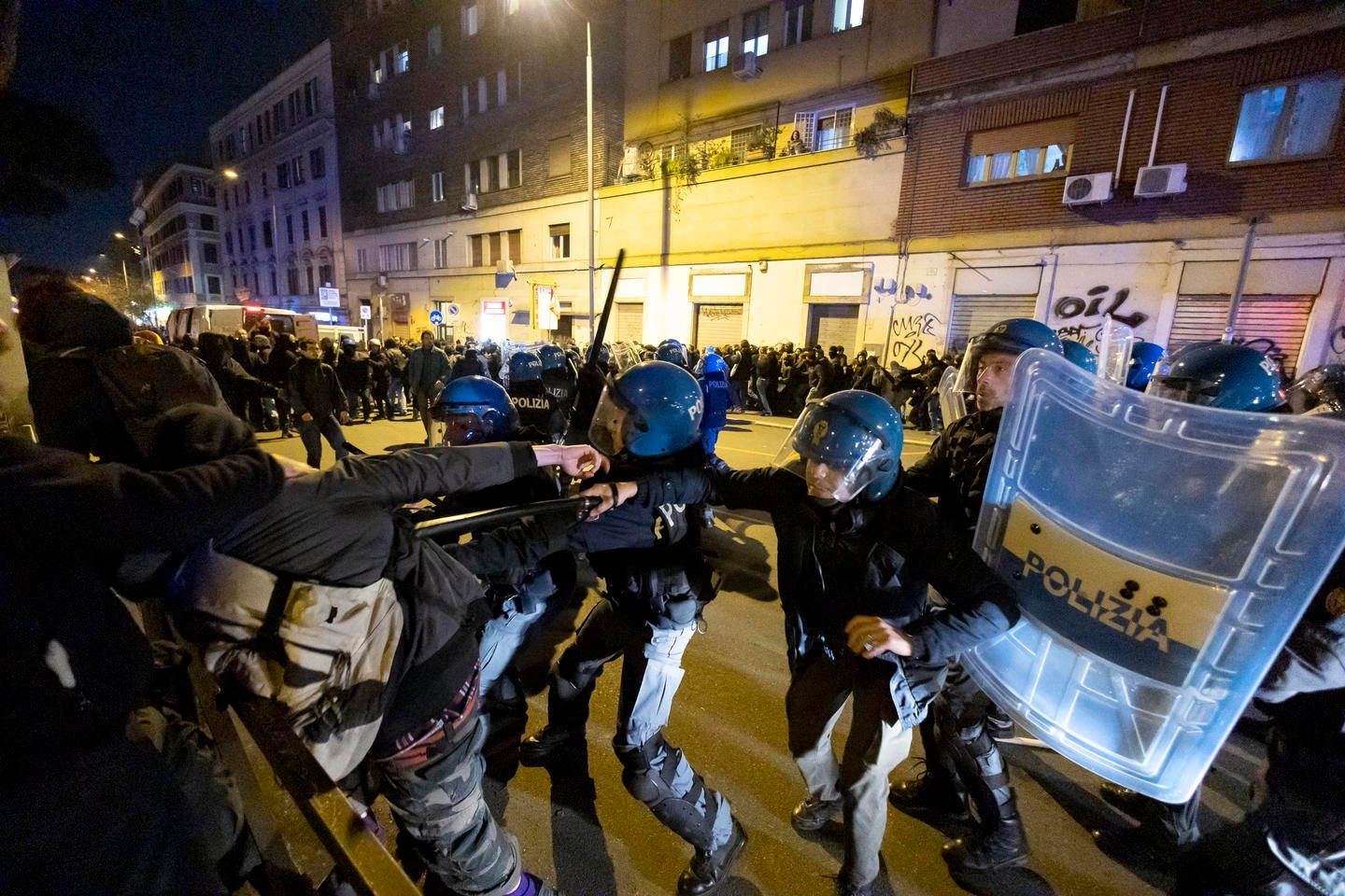 Gli scontri tra anarchici e forze dell'ordine a Roma (Ansa)