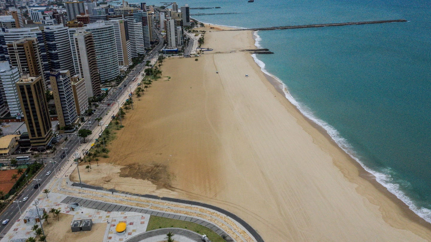 Brasile, una spiaggia deserta a Fortaleza (Ansa)