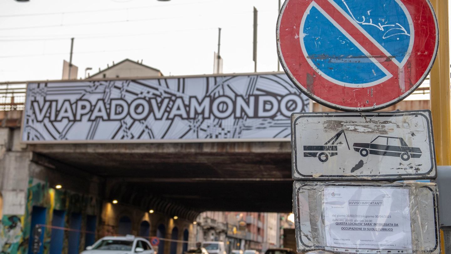 Un cartello annuncia i lavori; sullo sfondo, la scritta “Via Padova mondo“