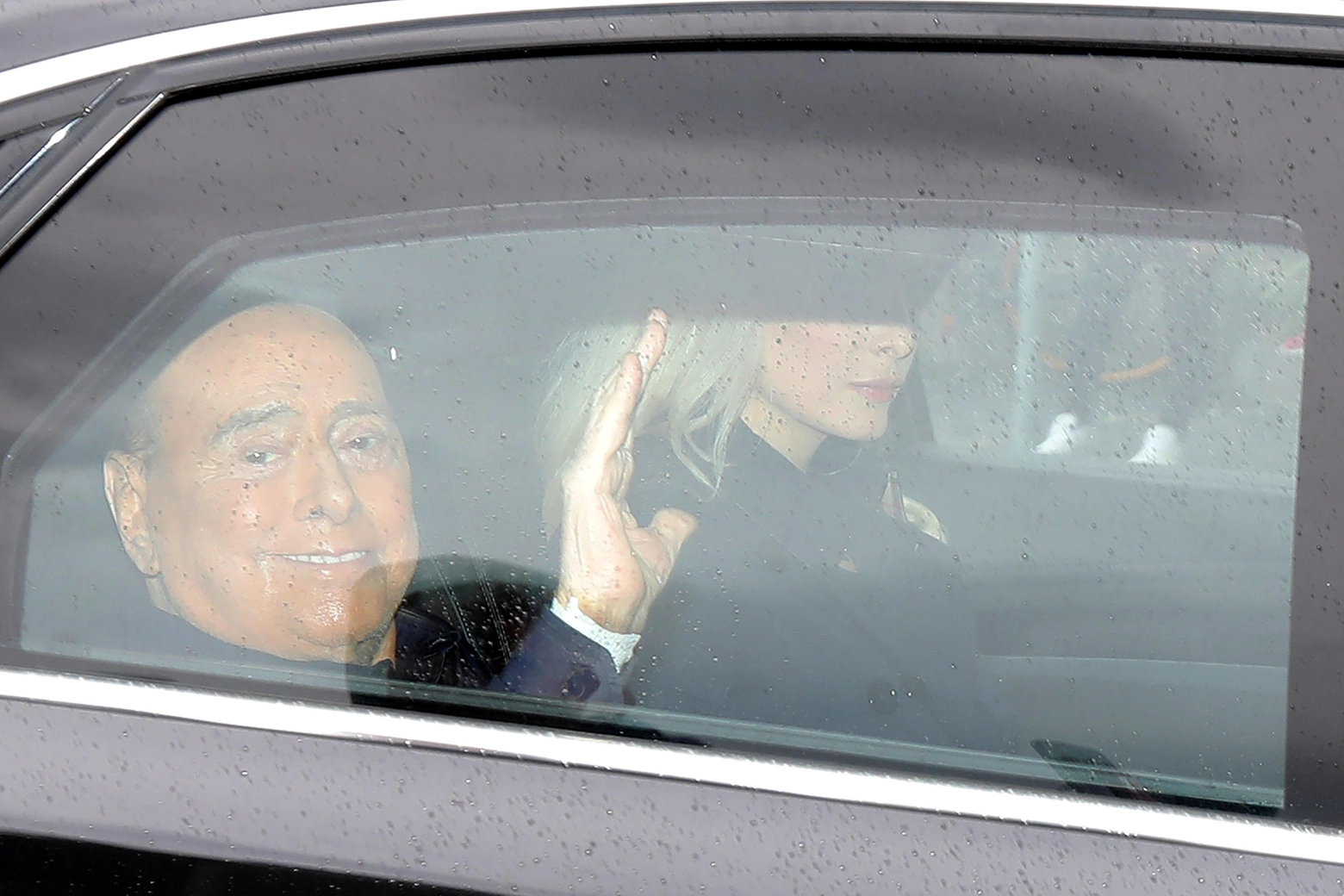Il saluto di Silvio Berlusconi all'uscita del San Raffaele. Al suo fianco Marta Fascina