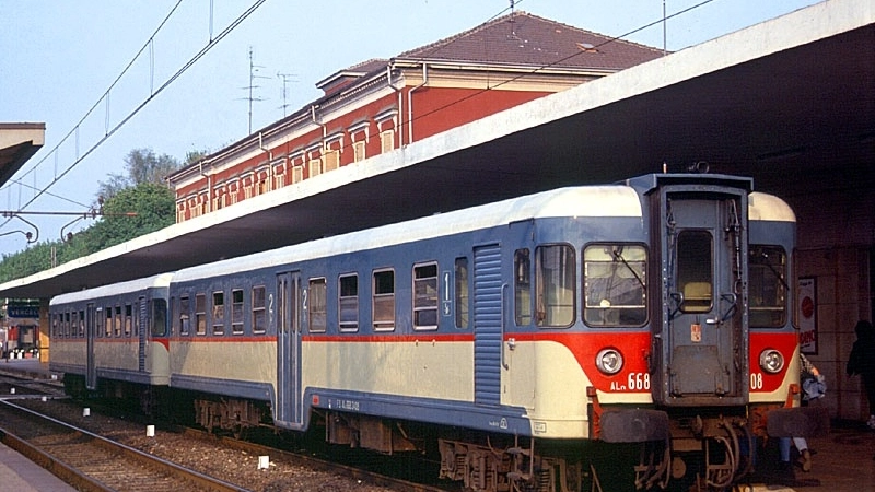 Il treno diesel AL668