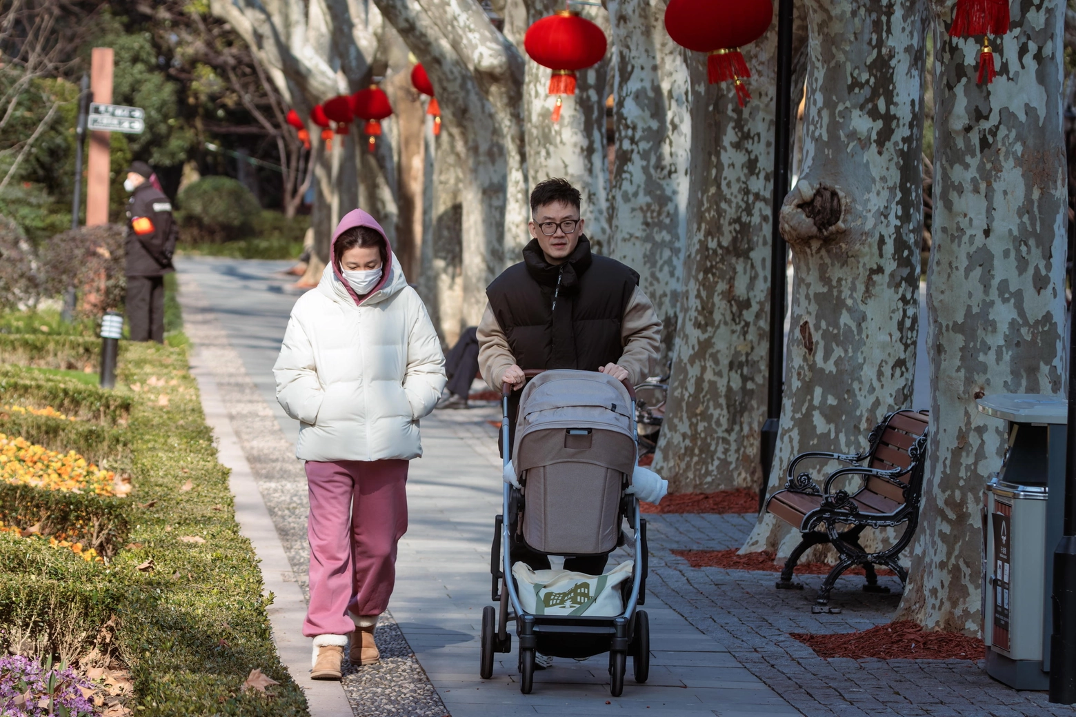 Famiglia cinese a Shanghai, 17 gennaio 2023 (Epa)