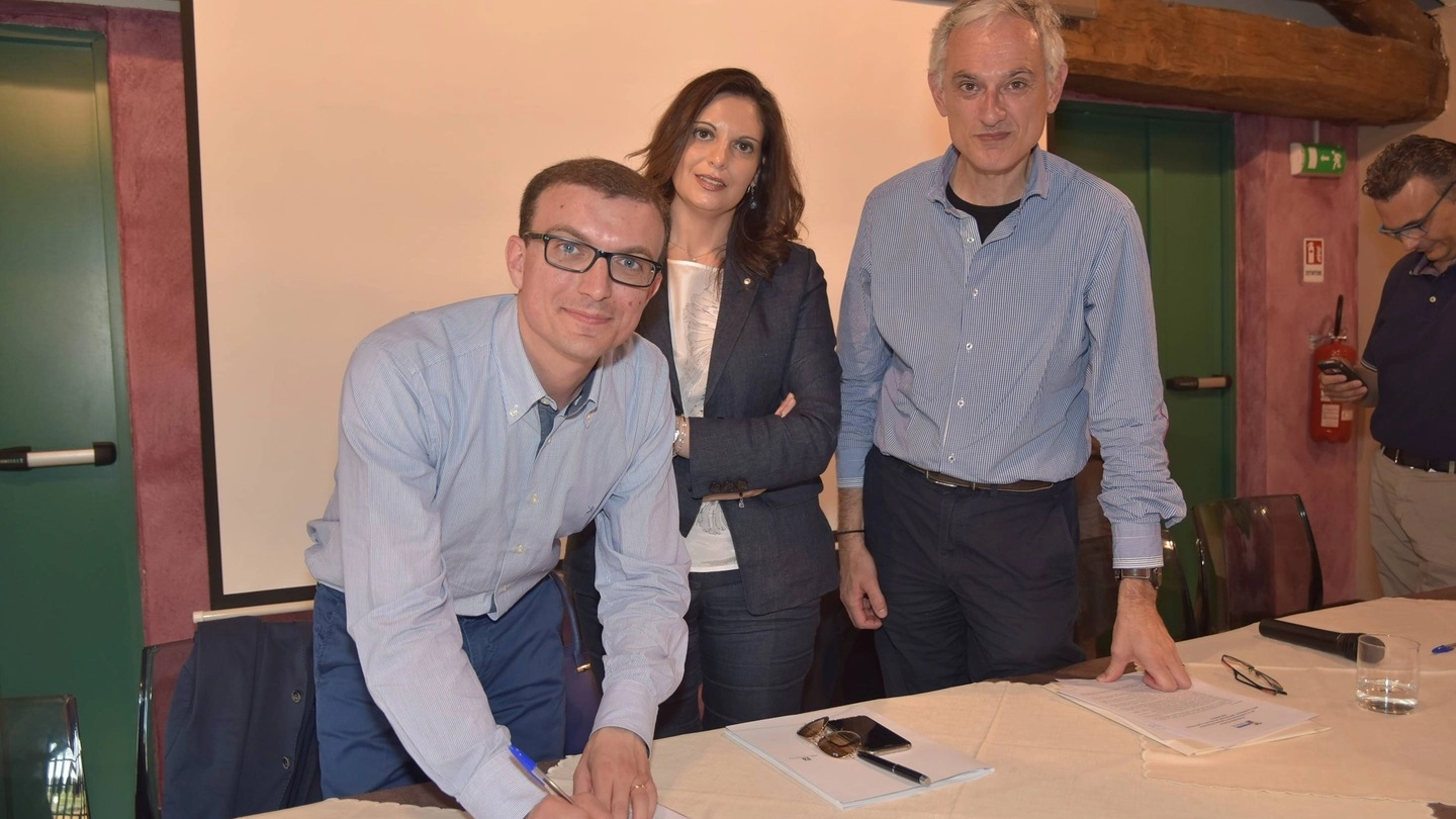 Da sinistra Antonio Riviezzi Cristina Cappellini e Daniele Bosone con il documento del protocollo d’intesa (Torres)