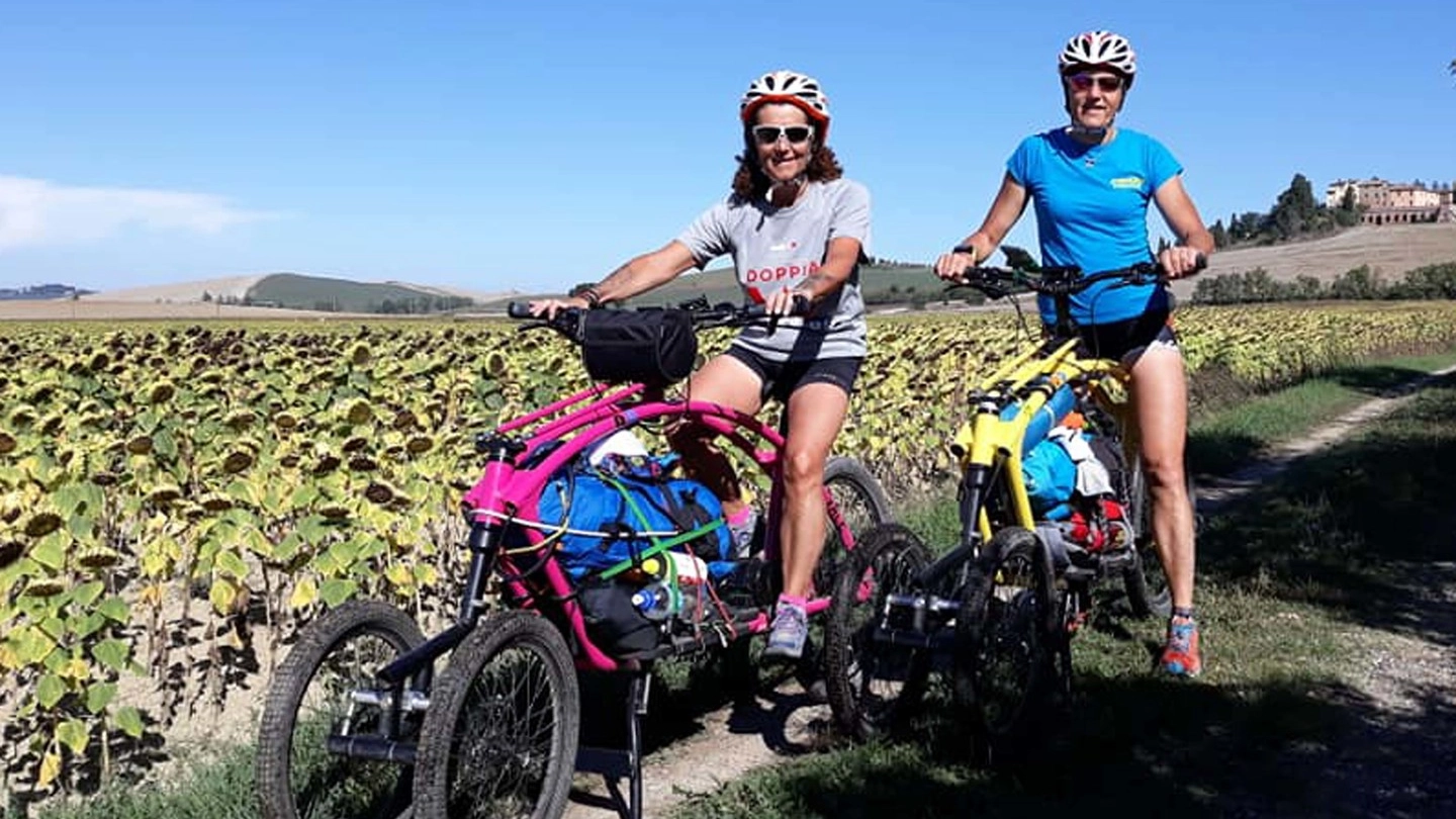 Le due donne valtellinesi impegnate nel tour in cargo bike (Anp)