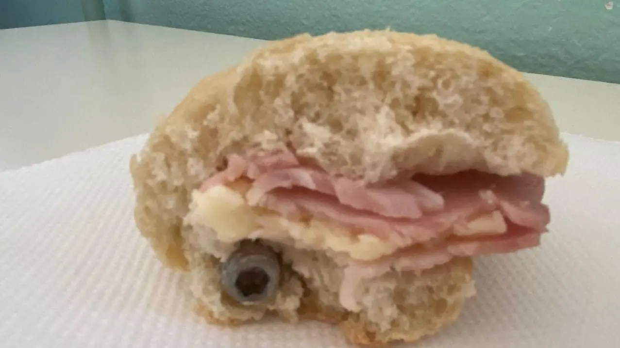 Un bullone nel panino al prosciutto  Trovato (appena in tempo) da un alunno