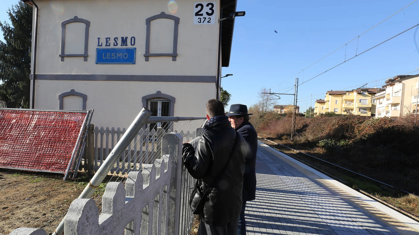 EMBLEMATICA La stazione di Lesmo  da poco ristrutturata ma subito chiusa  dopo la sospensione  della Seregno-Carnate