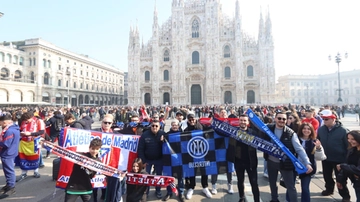 Inter-Atletico Madrid, i tifosi spagnoli e nerazzurri si incontrano in Duomo: abbracci e sorrisi