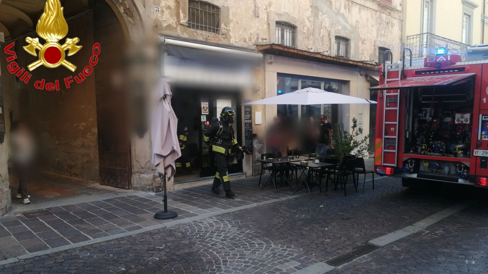L'intervento dei vigili del fuoco in centro a Lodi L'intervento dei vigili del fuoco in centro a Lodi