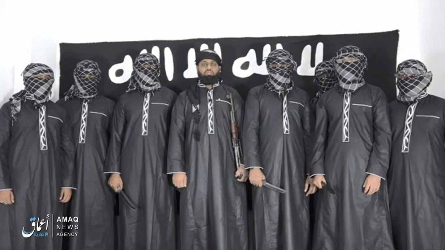 La foto diffusa dall'agenzia dell'Isis indica i presunti attentatori (Ansa)
