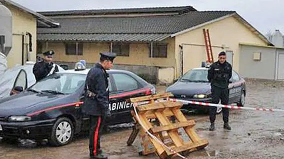 Sette indiani nell’hangar a lavorare e vivere Sorvegliati dai caporali Sette indiani nell’hangar a lavorare e vivere Sorvegliati dai caporali