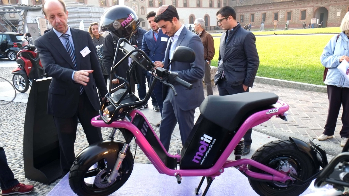 Presentazione Scooter sharing al Castello Sforzesco di Milano