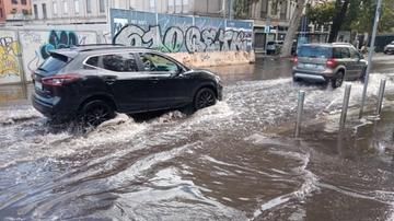 Uragano Medicane, frana in Val Brembana e al passo Spluga, esondazione a Bormio: strade chiuse e rallentamenti