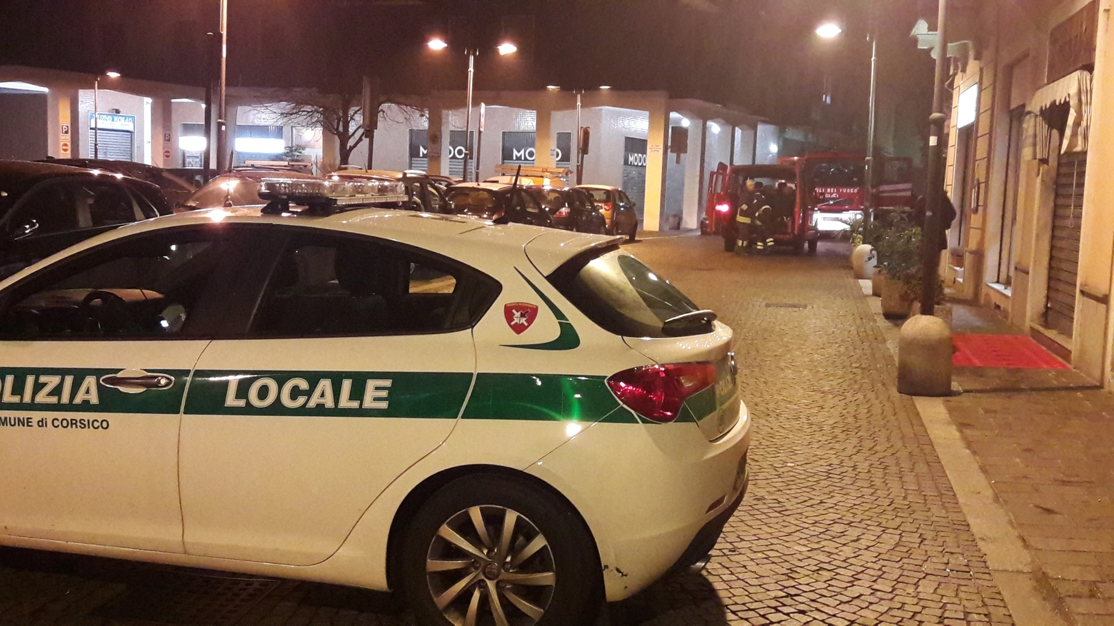 Polizia locale e vigili del fuoco in via Monti