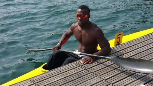 Kwadzo Klokpah sulla sua canoa