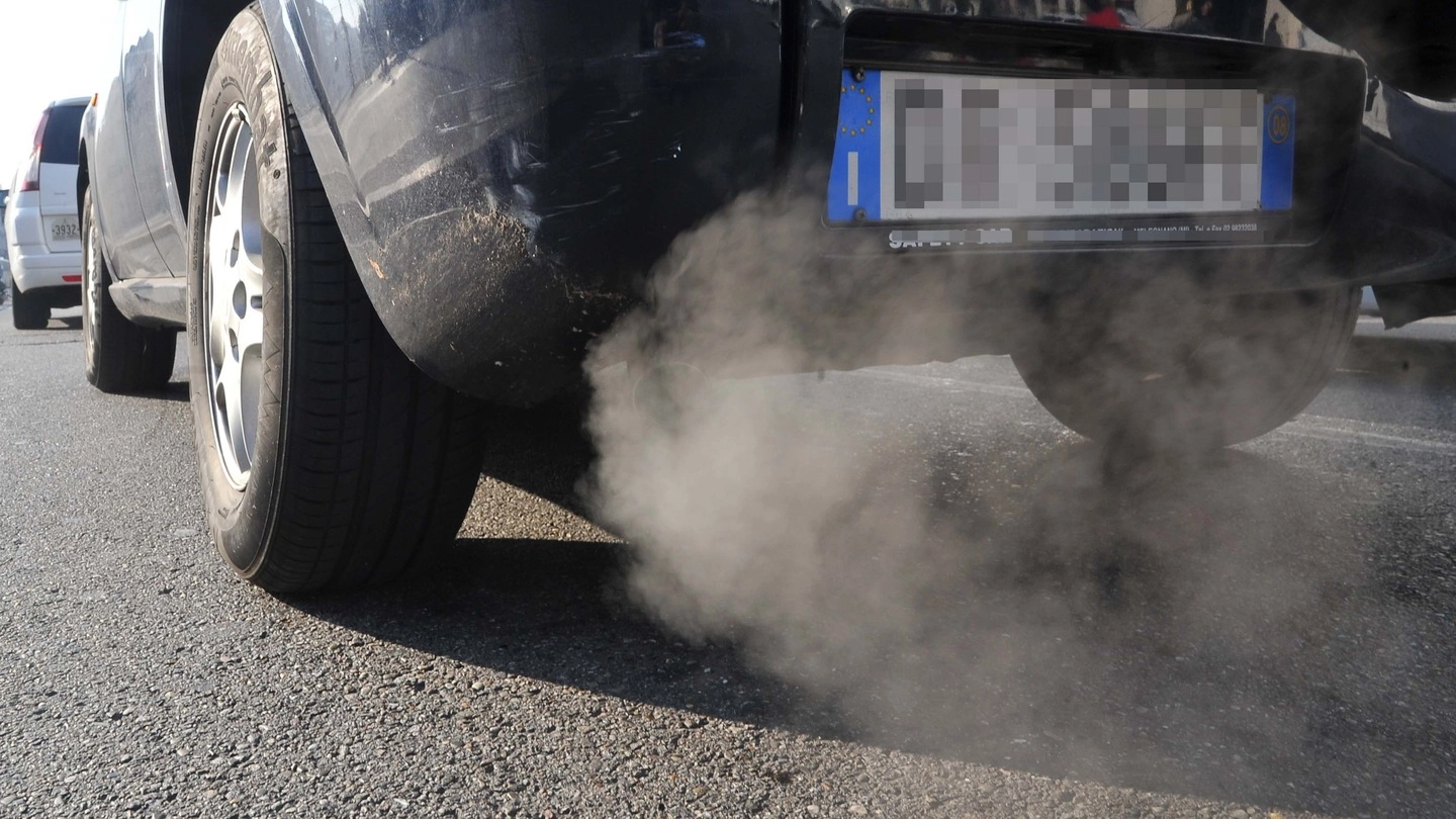 Auto inquinanti (foto archivio)
