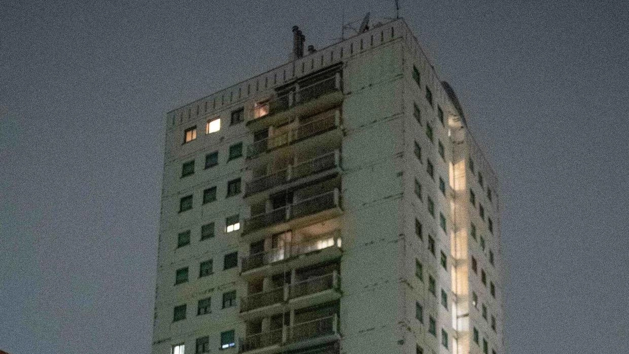 Il palazzo di via San Mamete 91, nel quartiere Adriano dove è avvenuta la tragedia e l’intervento dei vigili del fuoco e della polizia (Fasani/Ansa)
