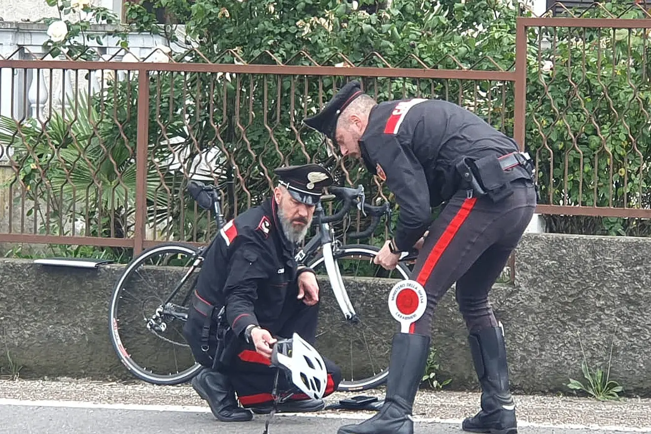 Il caschetto da ciclista di Davide Zani sull’asfalto dopo la caduta dalla bicicletta