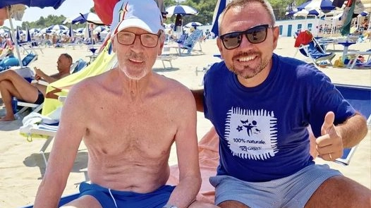 Stefano Tacconi in spiaggia a Siponto insieme a un fan