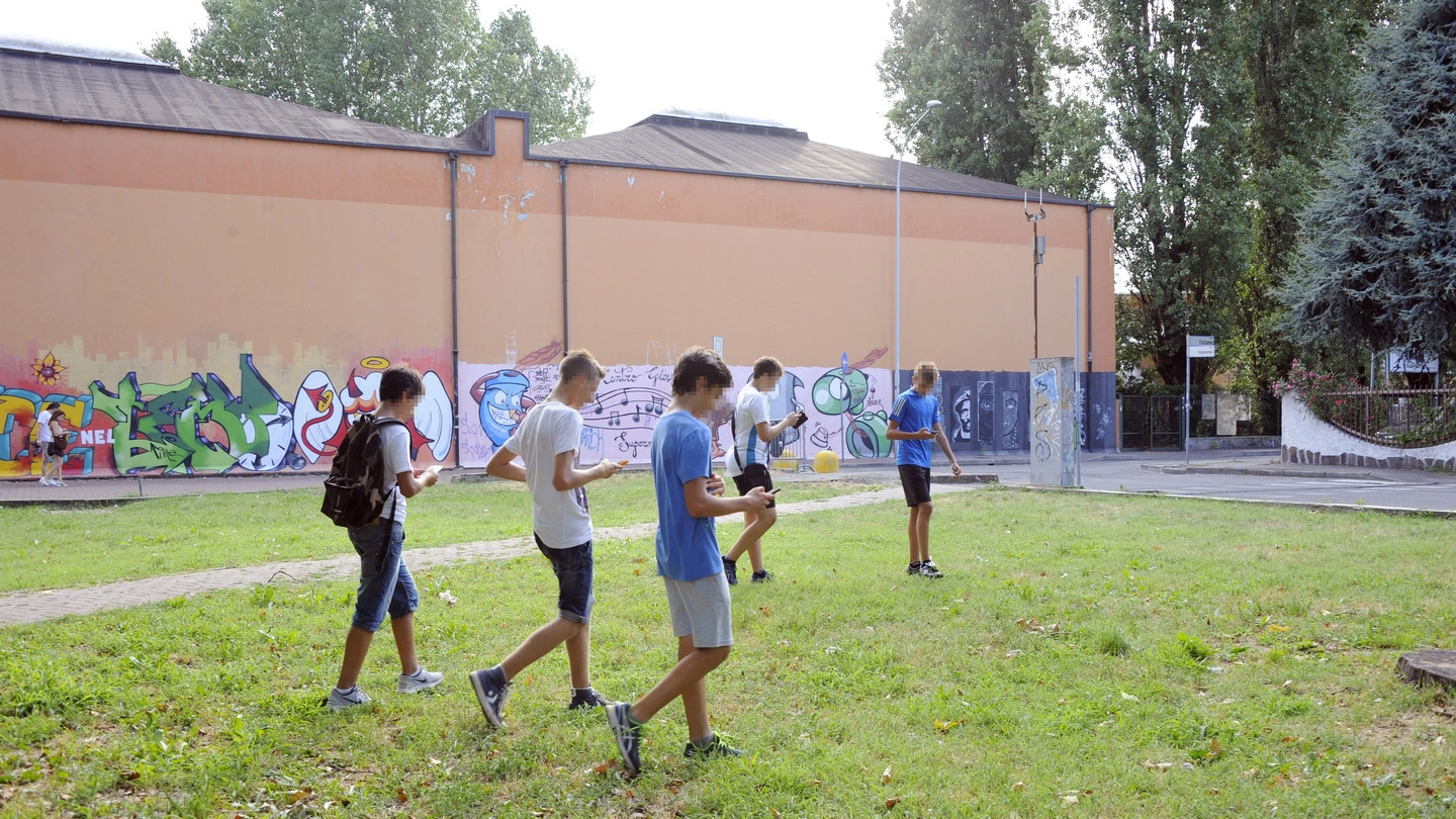 Un gruppo di ragazzini al Pokéstop in Cascina Fagnana