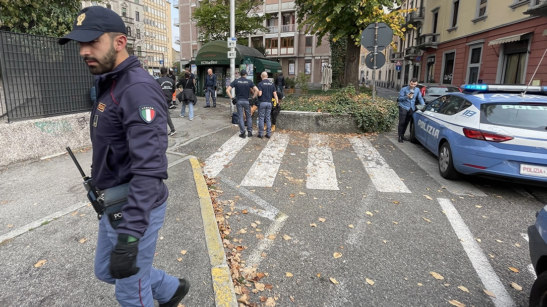 Prma dell'arresto l'uomo ha aggredito anche gli agenti