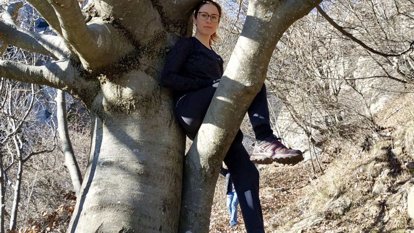 Francesca Tenore in posizione da koala su un albero