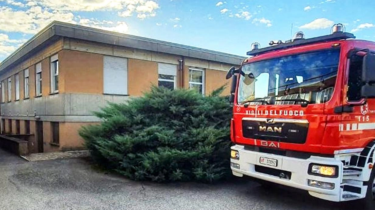 Incendio nella cartiera. Evacuati cinquanta operai Incendio nella cartiera. Evacuati cinquanta operai
