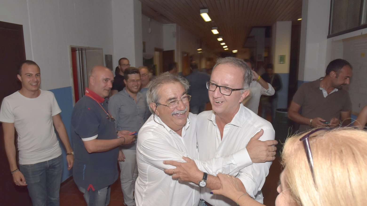 Giuseppe Villani (a sinistra) si congratula con Vittorio Poma
