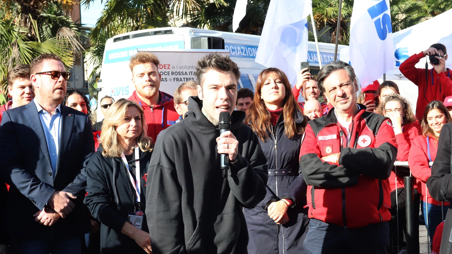Fedez in piazza Duomo con i donatori di sangue