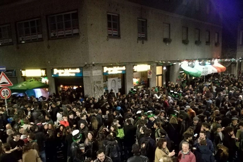 Via Salmini gremita in occasione di un San Patrizio