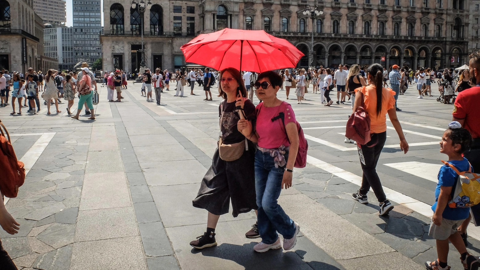 Due turiste asiatiche in piazza Duomo il 26 agosto