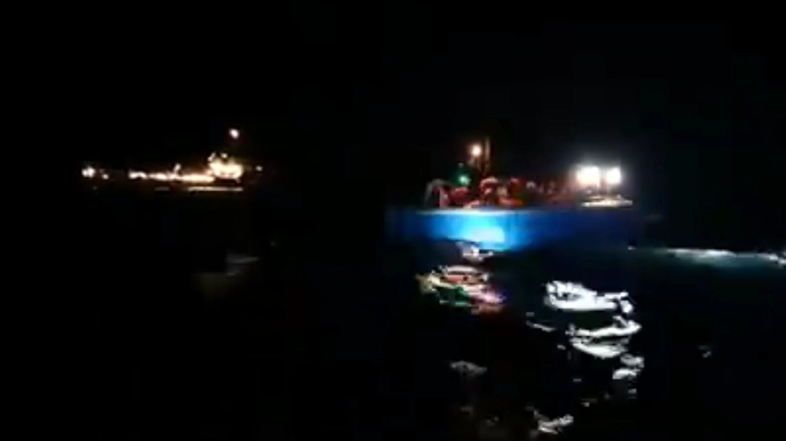 La Ocean Viking soccorre dei migranti in avaria 