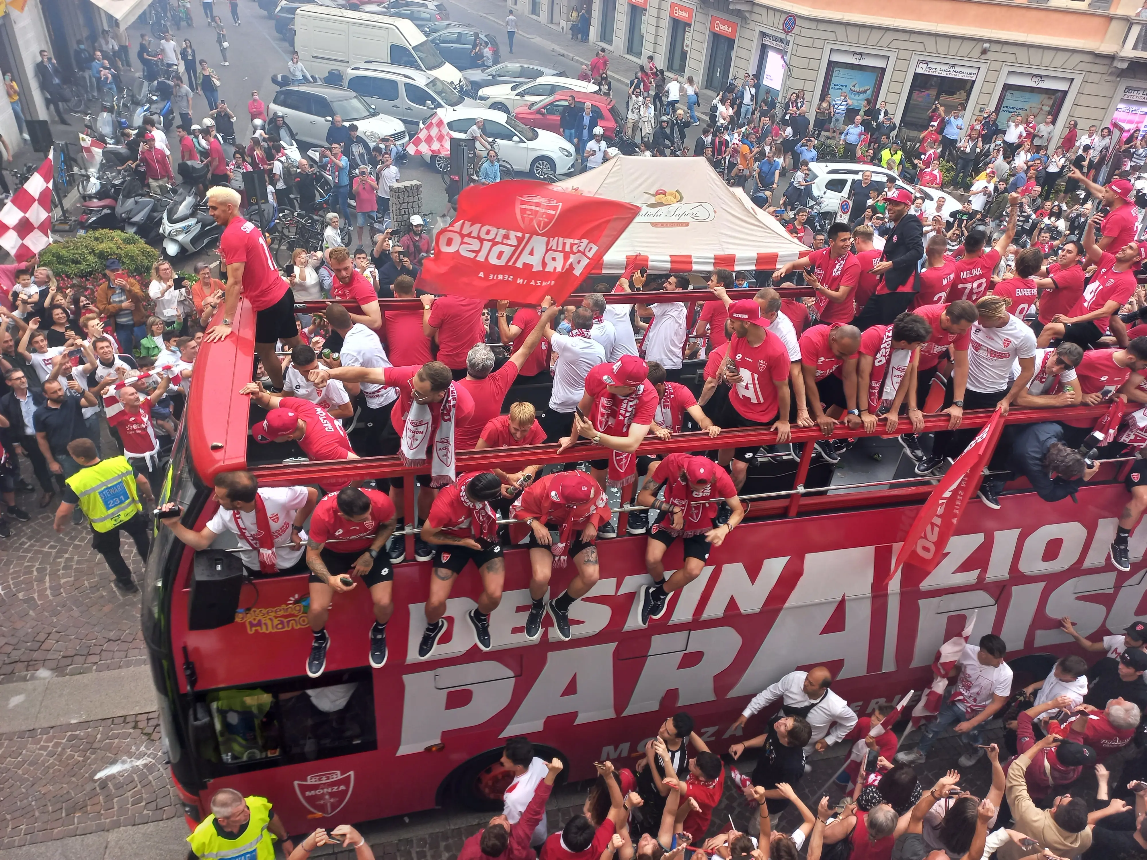 Città in delirio per il Monza in serie A: passerella della squadra sul pullman scoperto