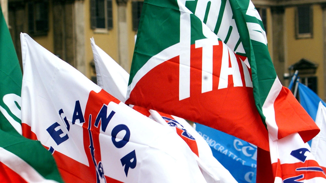 Bandiere di Lega e Forza Italia (Ansa)