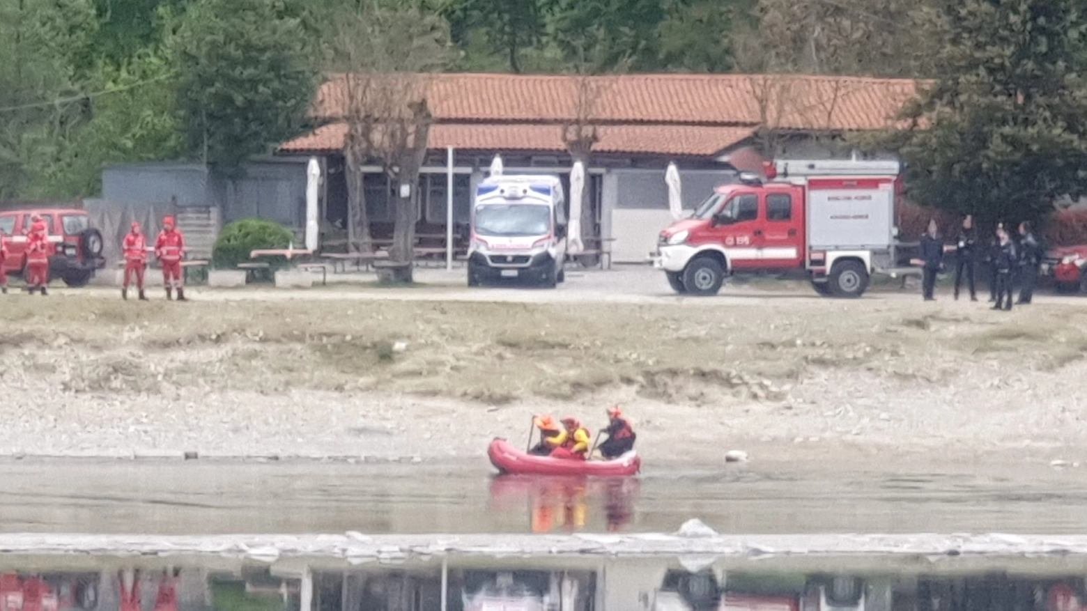 I mezzi di soccorso lungo le sponde del Ticino