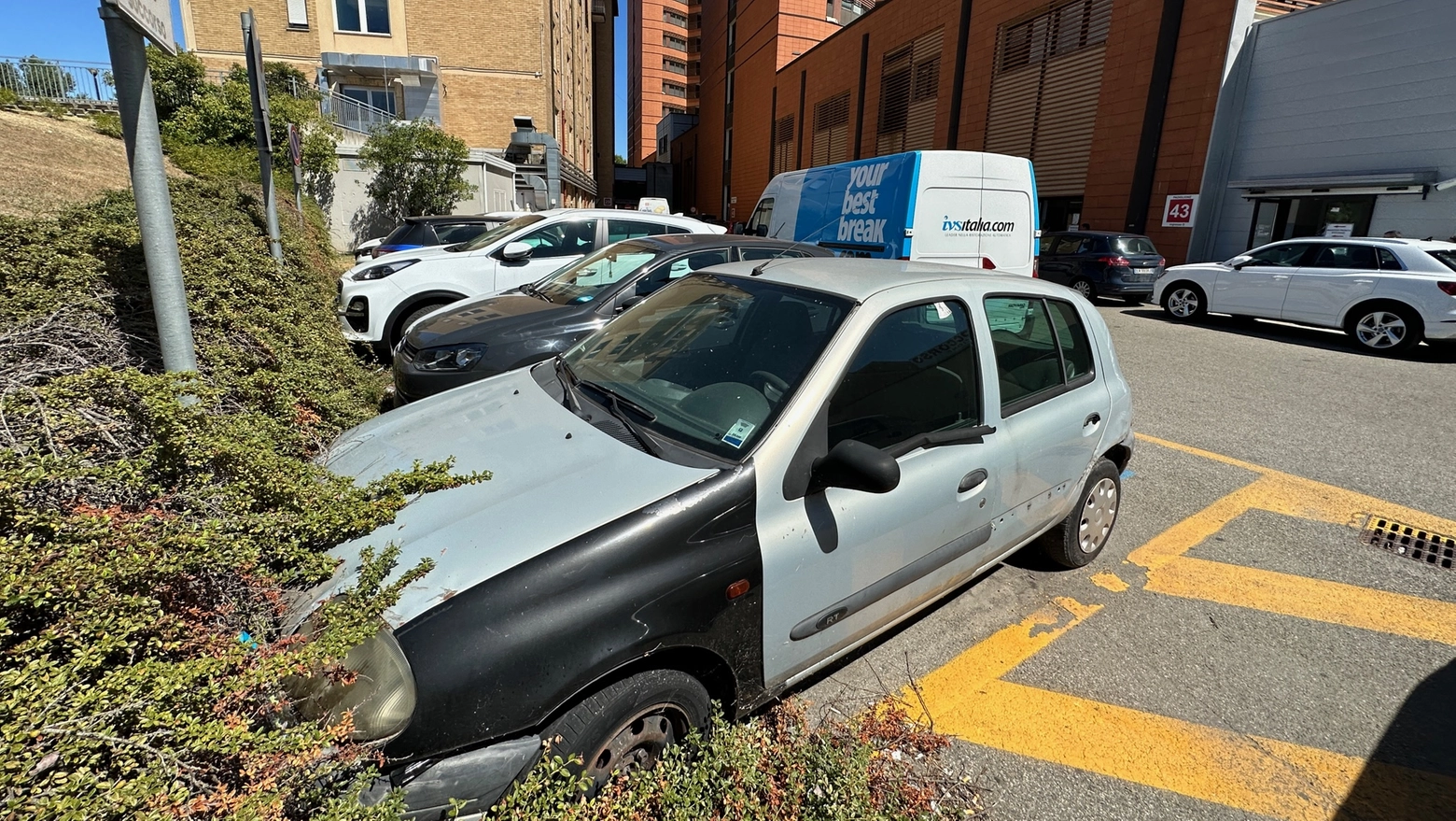 La Renault Clio abbandonata davanti al pronto soccorso