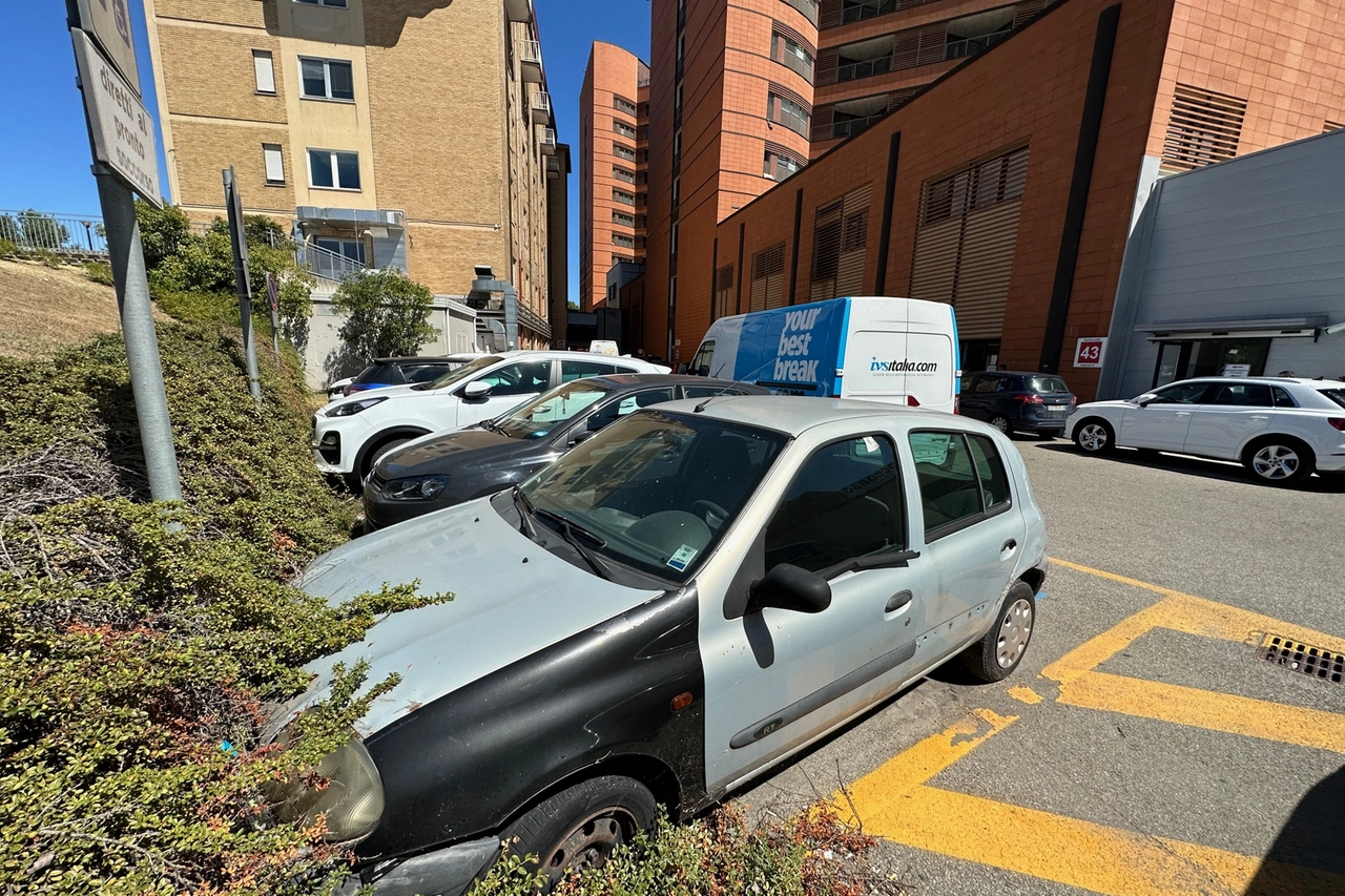 La Renault Clio abbandonata davanti al pronto soccorso