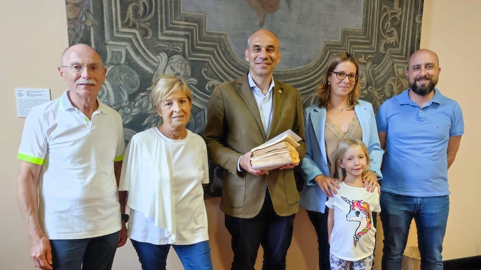 L’aiuto agli alluvionati, il dono per ringraziare: tre libri salvati dalla piena L’aiuto agli alluvionati, il dono per ringraziare: tre libri salvati dalla piena