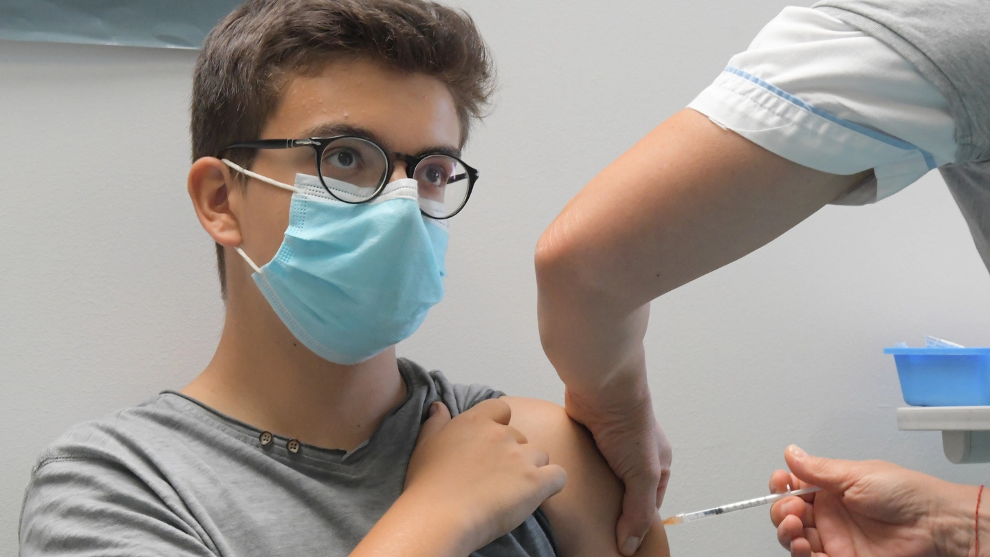 La vaccinazione di un ragazzo alla Maugeri