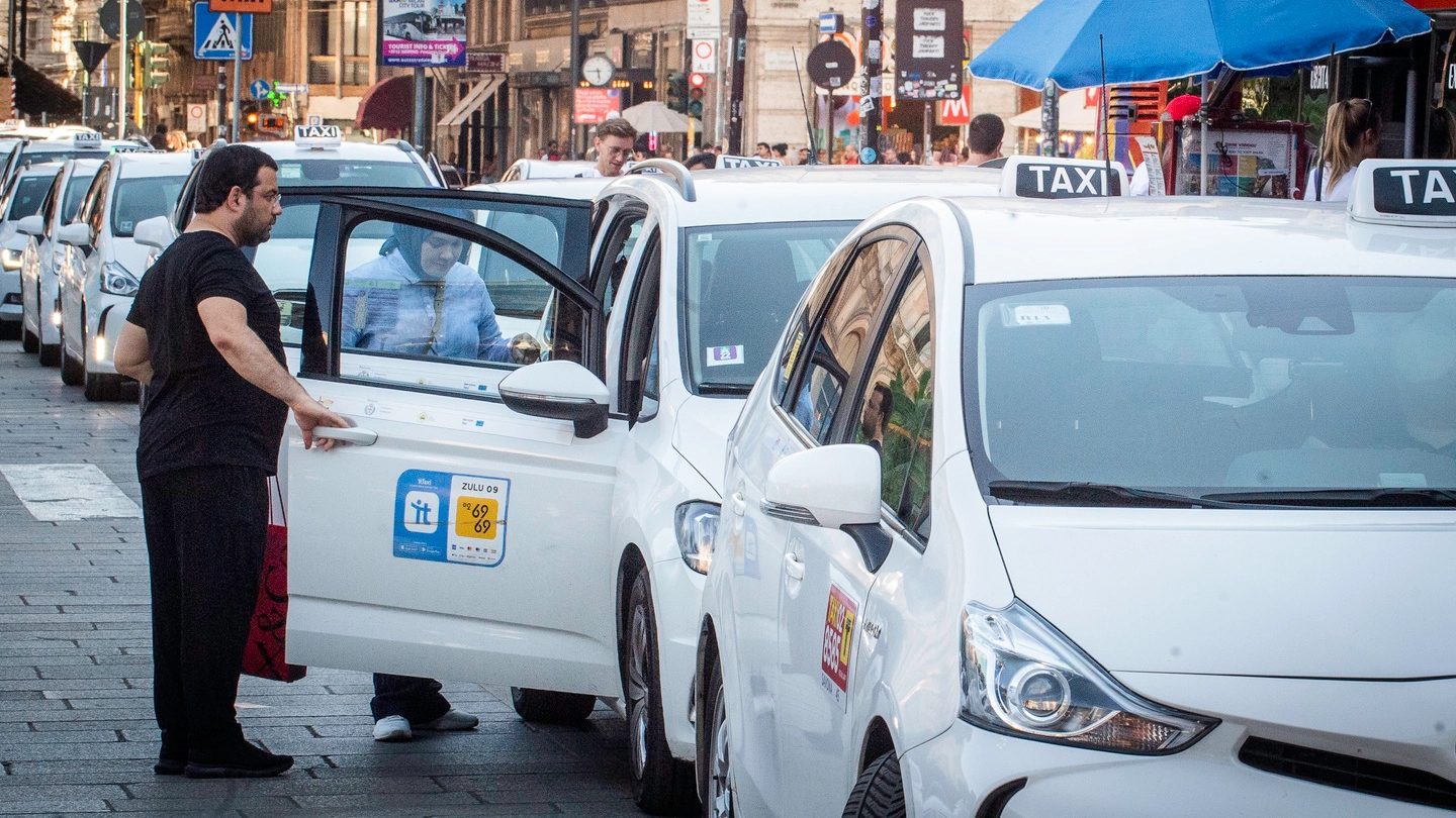 Taxi a Milano (Archivio)