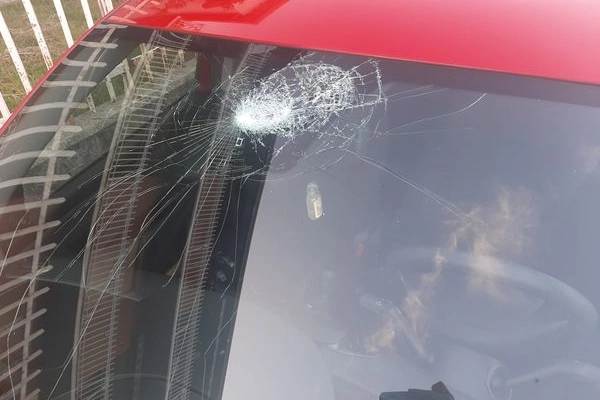 Un lunotto distrutto da un sasso lanciato sulla SS 671 in Valle Seriana (foto FB)