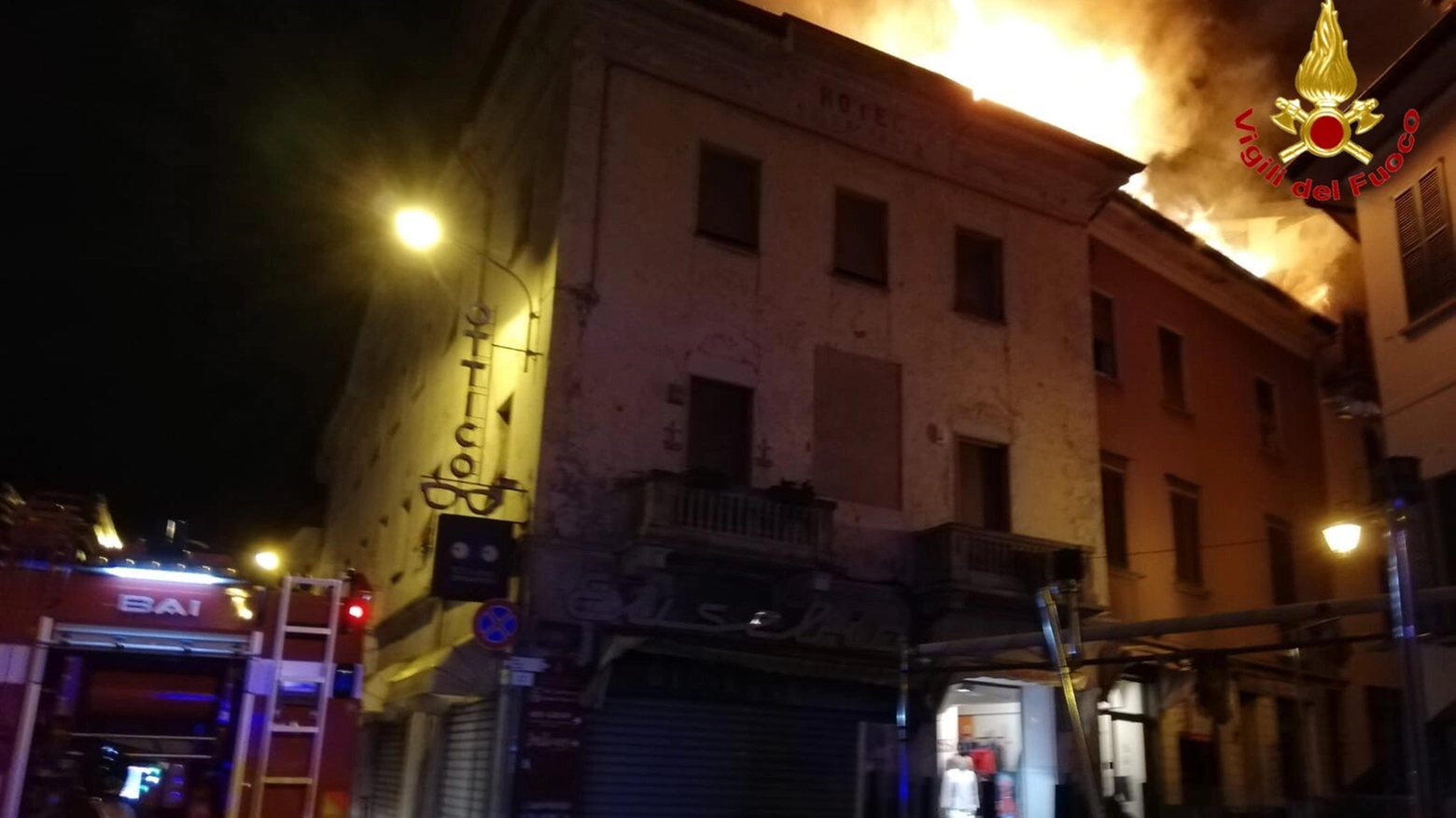 L'incendio in piazza Libertà a Luino