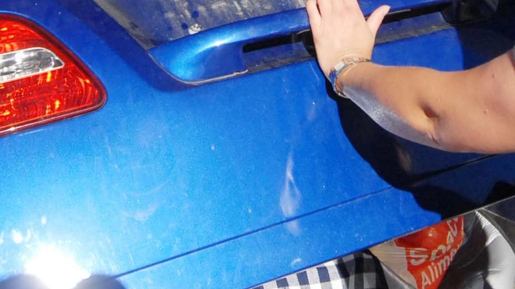 Danni alle auto in sosta Sotto accusa il ladro Danni alle auto in sosta Sotto accusa il ladro