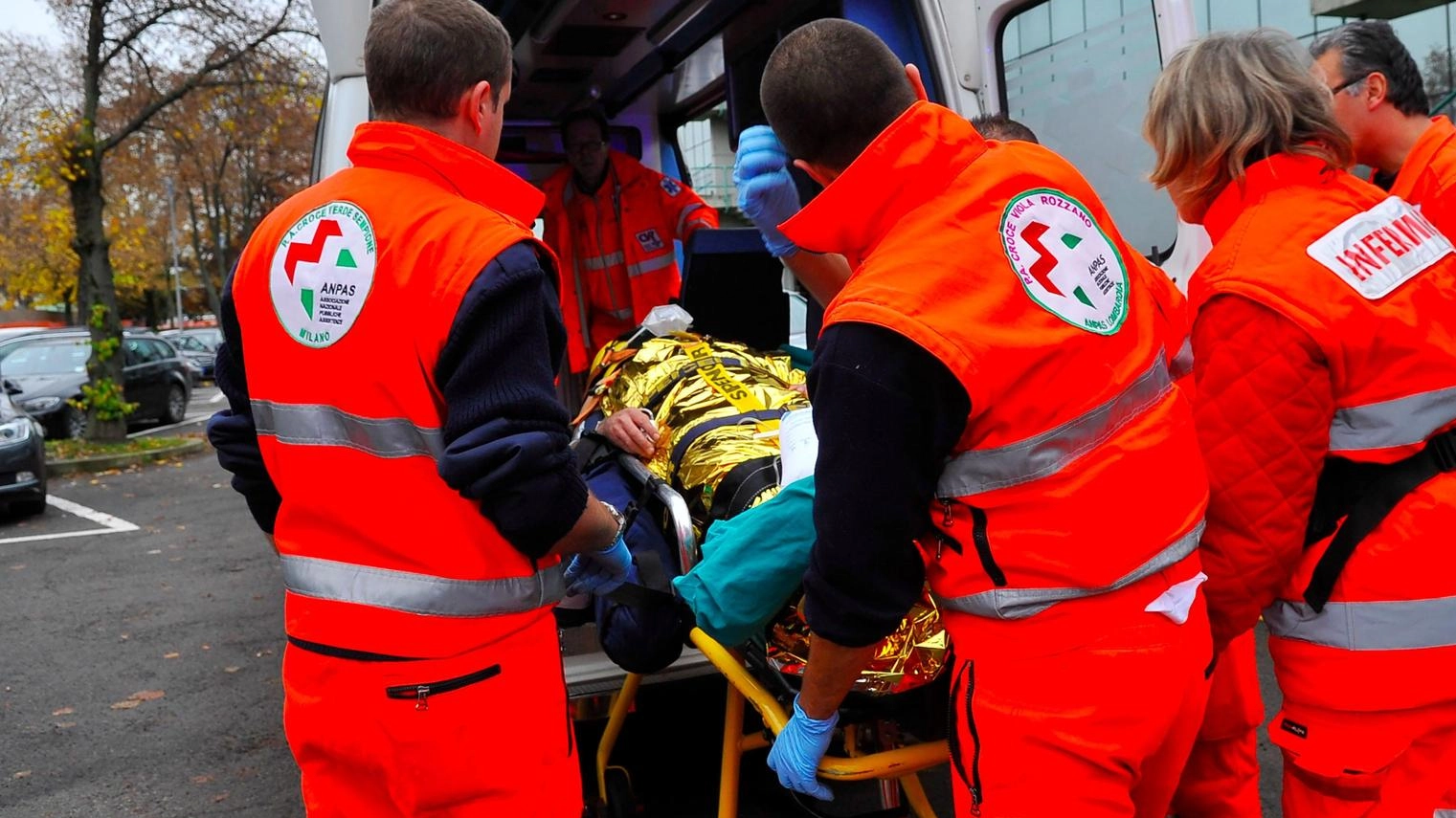 Braccio incastrato in un macchinario. Operaio in ospedale Braccio incastrato in un macchinario. Operaio in ospedale