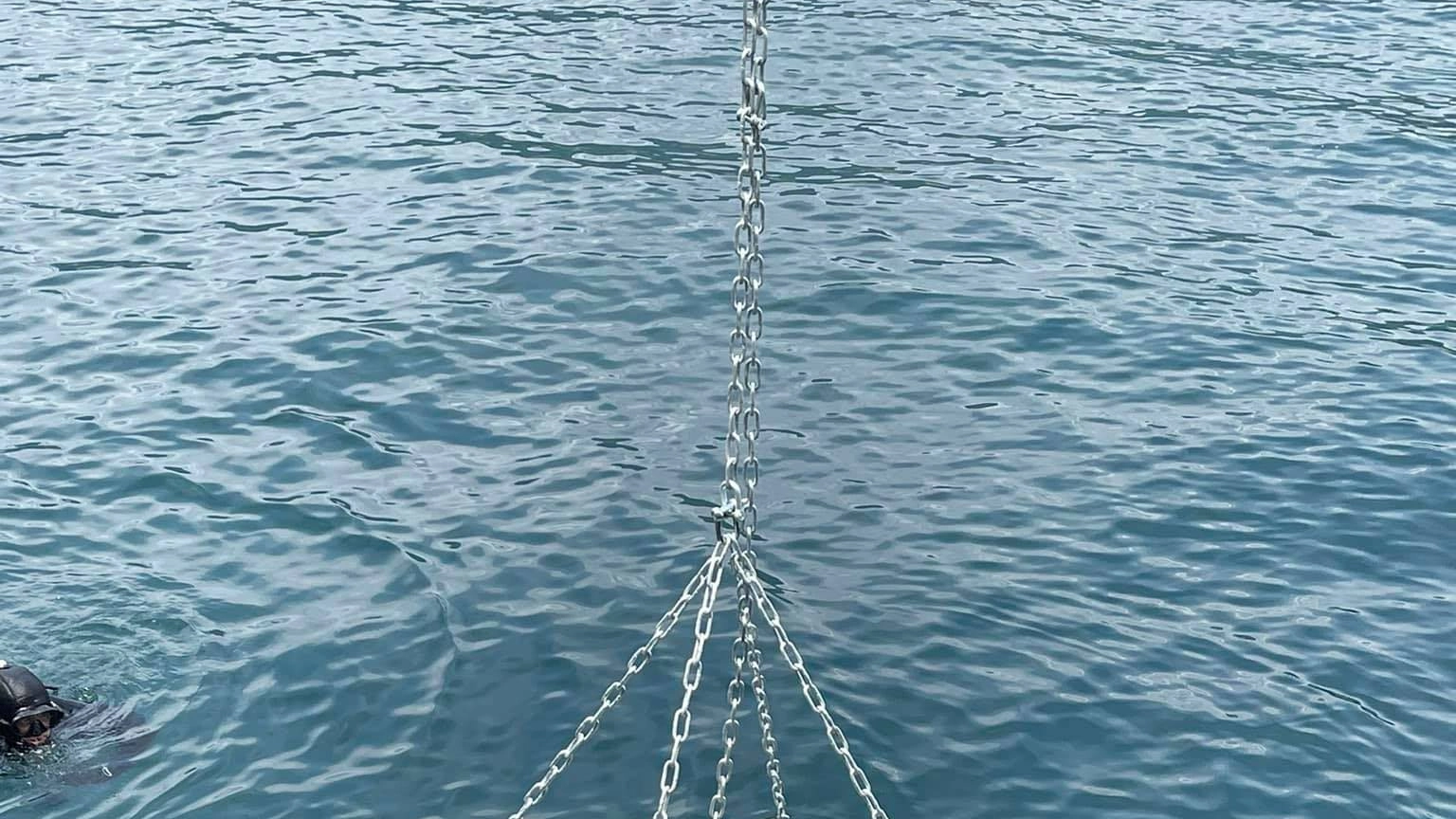 Le bottiglie di spumante vengono immerse nel lago di Como