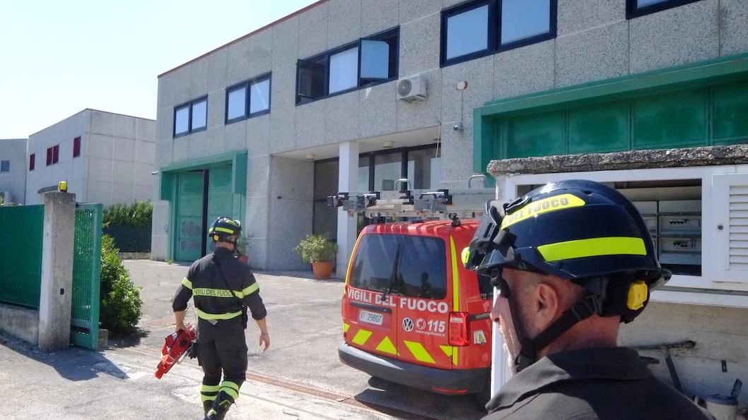 Quattro feriti in quattro giorni. Un altro operaio vola dal tetto. Il tragico primato di Brescia