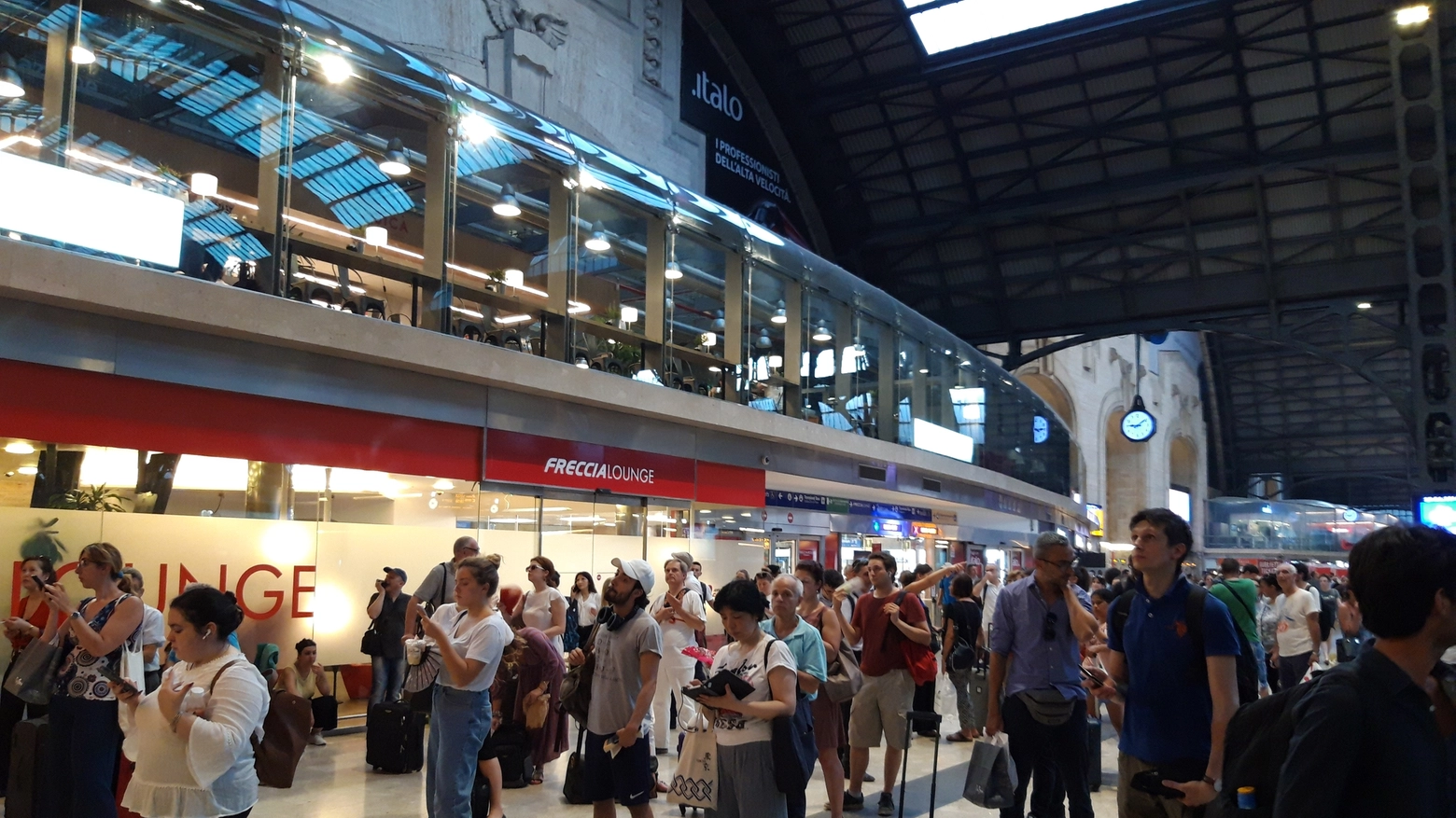 Treni in ritardo, è caos in Stazione Centrale a Milano