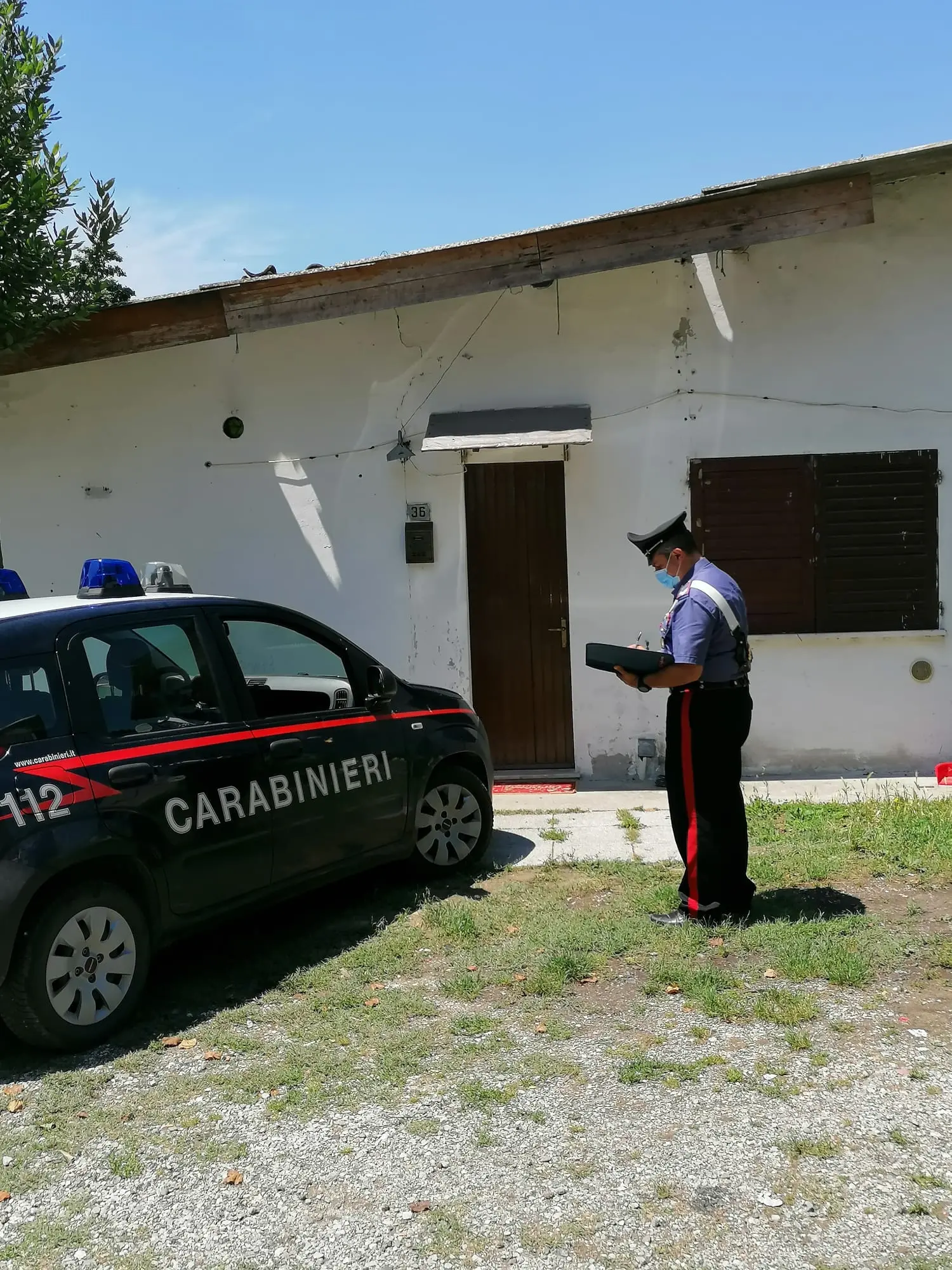 Ladro maldestro si taglia la mano: rintracciato e denunciato grazie al Dna