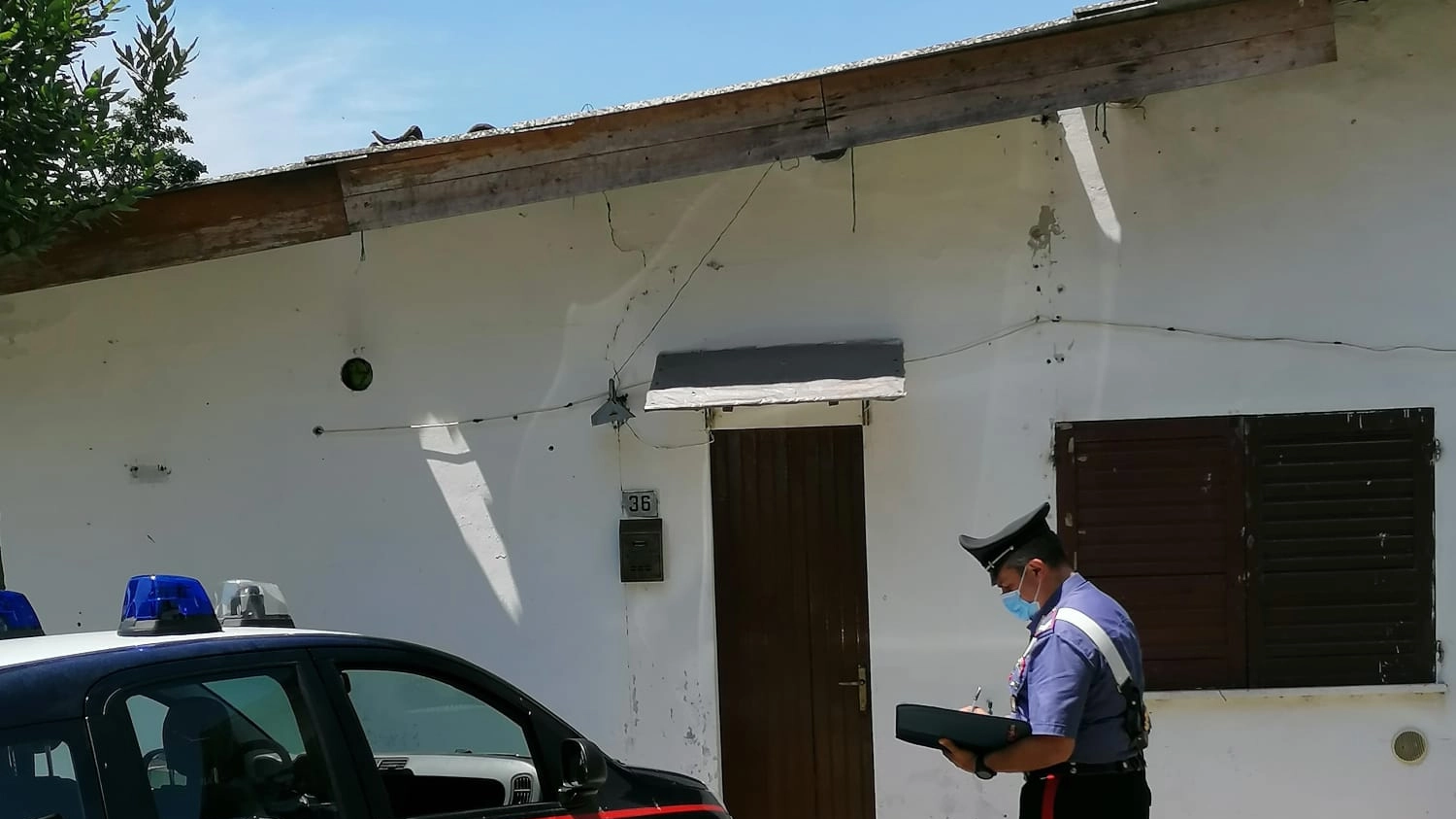 I carabinieri davanti alla casa ripulita dal ladro