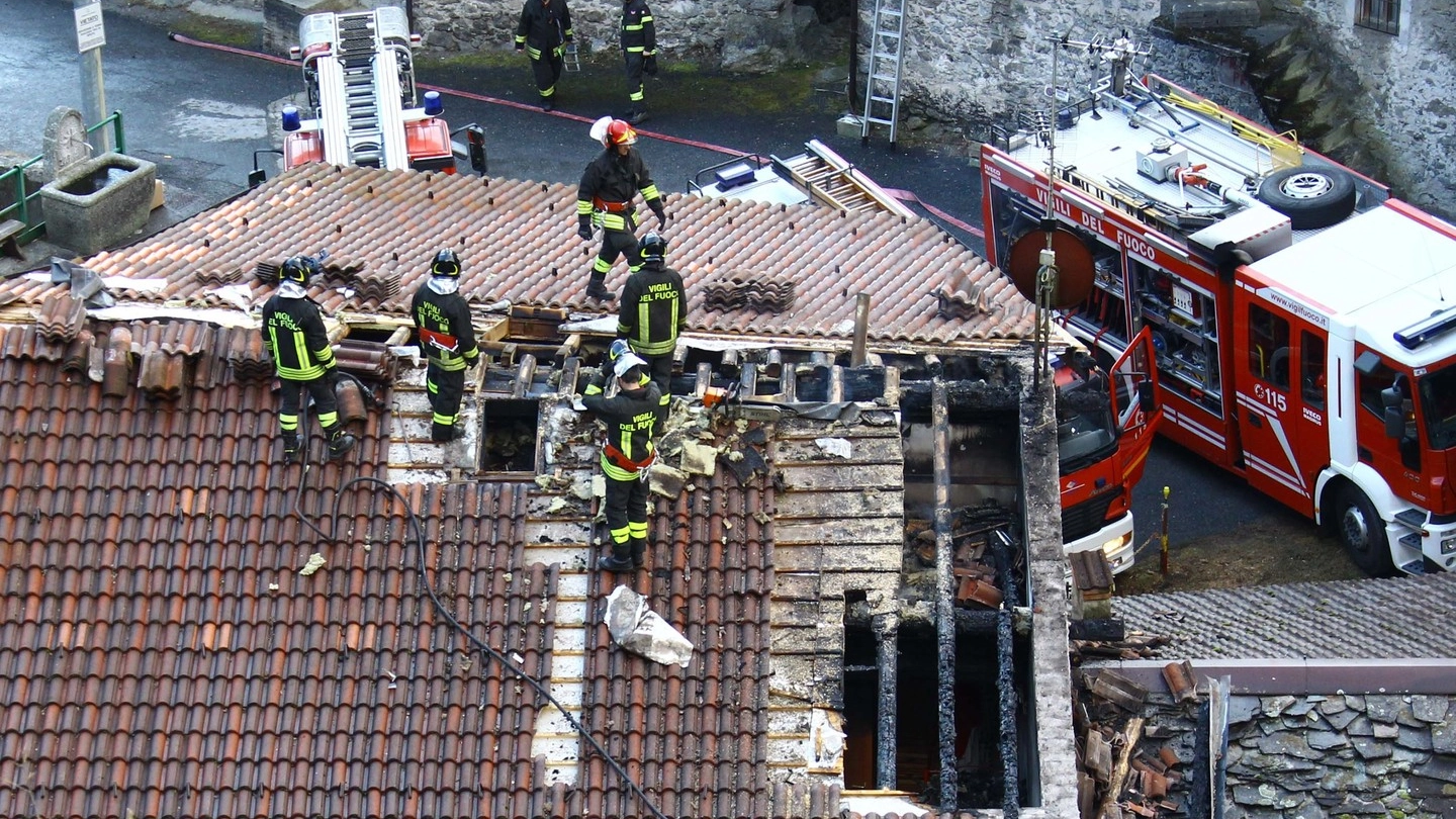 I vigili del fuoco al lavoro sul tetto della casa in Val Masino