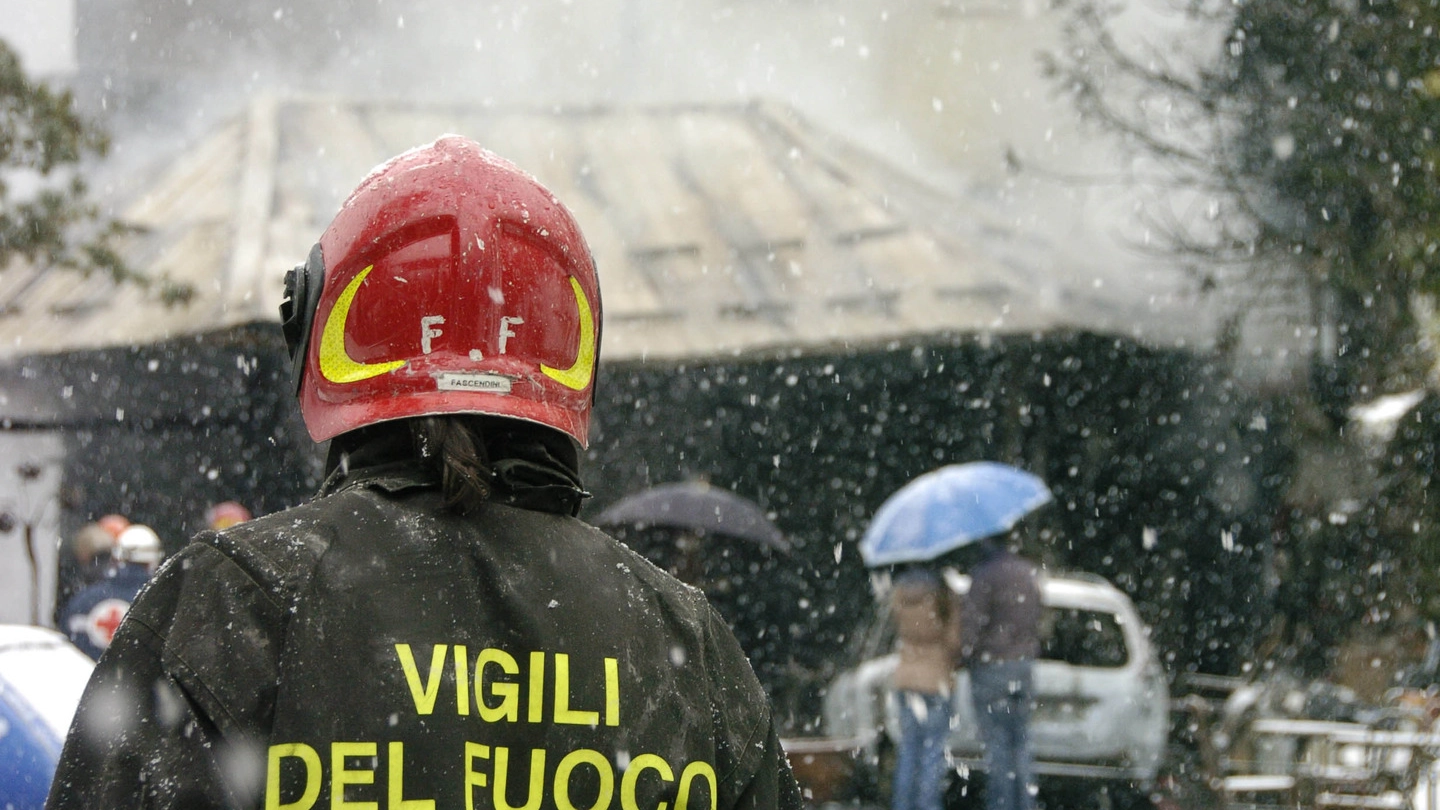 I vigili del fuoco a Crandola Valsassina nel giorno dell’incendio alla pizzeria Ciclamino Park